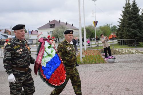 В Нурлате в День Победы начался с возложения цветов к памятнику воину-освободителю и на могилы Героев