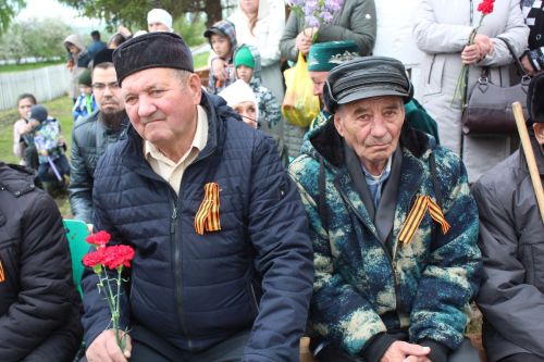 В День Победы Минталип Минеханов организовал праздничное чаепитие для жителей своего родного села Кривое Озеро
