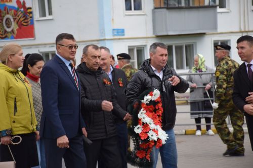 В Нурлате в День Победы начался с возложения цветов к памятнику воину-освободителю и на могилы Героев