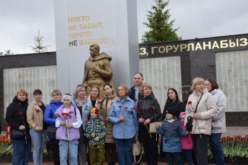 В Нурлате в День Победы начался с возложения цветов к памятнику воину-освободителю и на могилы Героев