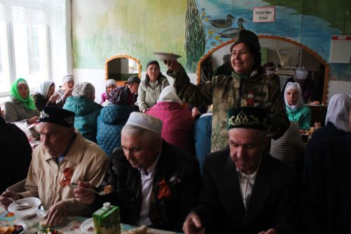 В День Победы Минталип Минеханов организовал праздничное чаепитие для жителей своего родного села Кривое Озеро