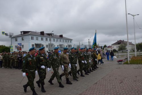 В Нурлате в День Победы начался с возложения цветов к памятнику воину-освободителю и на могилы Героев