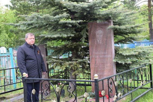 В Нурлате в День Победы начался с возложения цветов к памятнику воину-освободителю и на могилы Героев
