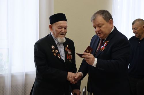 Дамир Ишкинеев чествовал ветерана войны в День Победы