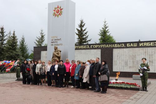 В Нурлате в День Победы начался с возложения цветов к памятнику воину-освободителю и на могилы Героев