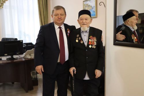 Дамир Ишкинеев чествовал ветерана войны в День Победы
