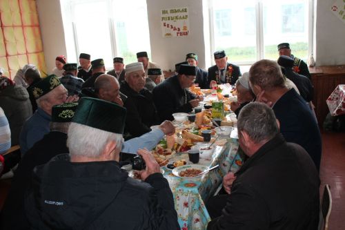 В День Победы Минталип Минеханов организовал праздничное чаепитие для жителей своего родного села Кривое Озеро