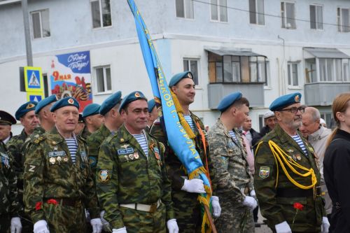 В Нурлате в День Победы начался с возложения цветов к памятнику воину-освободителю и на могилы Героев