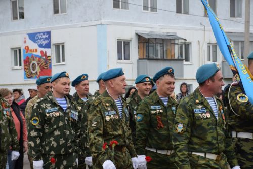 В Нурлате в День Победы начался с возложения цветов к памятнику воину-освободителю и на могилы Героев
