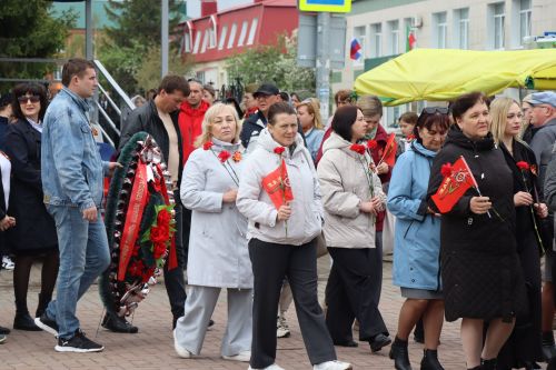 В Нурлате в День Победы начался с возложения цветов к памятнику воину-освободителю и на могилы Героев