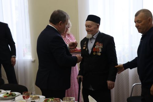 Дамир Ишкинеев чествовал ветерана войны в День Победы