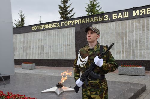 В Нурлате в День Победы начался с возложения цветов к памятнику воину-освободителю и на могилы Героев