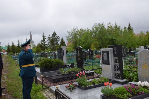 В Нурлате в День Победы начался с возложения цветов к памятнику воину-освободителю и на могилы Героев