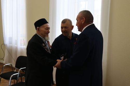 Дамир Ишкинеев чествовал ветерана войны в День Победы