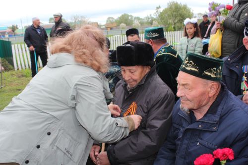 В День Победы Минталип Минеханов организовал праздничное чаепитие для жителей своего родного села Кривое Озеро