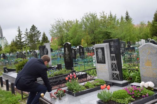 В Нурлате в День Победы начался с возложения цветов к памятнику воину-освободителю и на могилы Героев