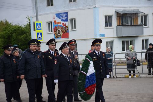 В Нурлате в День Победы начался с возложения цветов к памятнику воину-освободителю и на могилы Героев