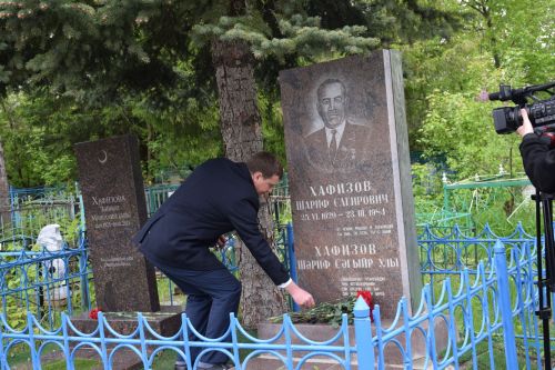 В Нурлате в День Победы начался с возложения цветов к памятнику воину-освободителю и на могилы Героев