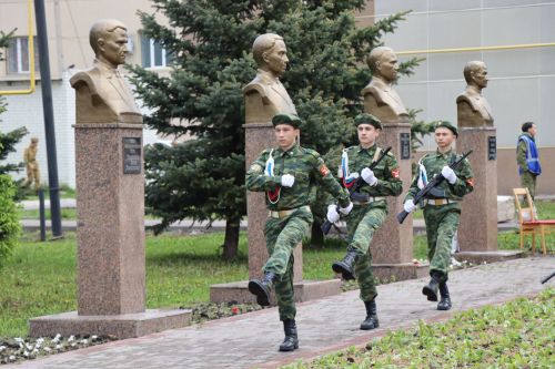 В Нурлате в День Победы начался с возложения цветов к памятнику воину-освободителю и на могилы Героев