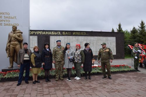 В Нурлате в День Победы начался с возложения цветов к памятнику воину-освободителю и на могилы Героев