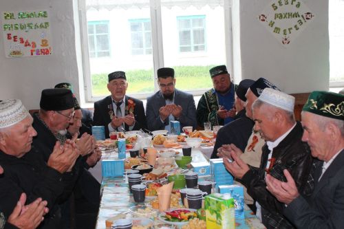 В День Победы Минталип Минеханов организовал праздничное чаепитие для жителей своего родного села Кривое Озеро