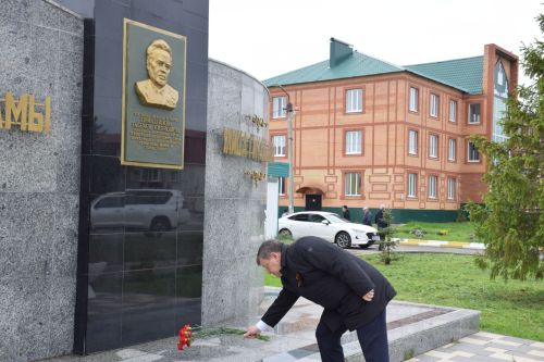 В Нурлате в День Победы начался с возложения цветов к памятнику воину-освободителю и на могилы Героев