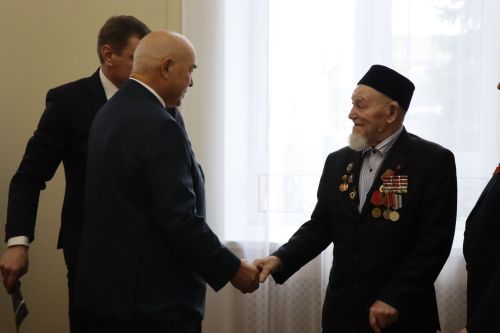 Дамир Ишкинеев чествовал ветерана войны в День Победы