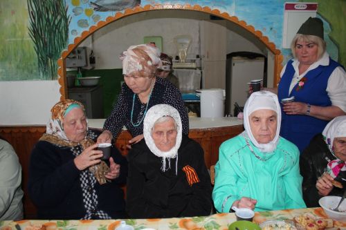 В День Победы Минталип Минеханов организовал праздничное чаепитие для жителей своего родного села Кривое Озеро