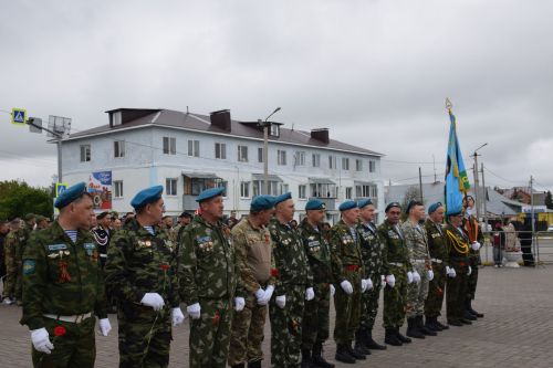 В Нурлате в День Победы начался с возложения цветов к памятнику воину-освободителю и на могилы Героев