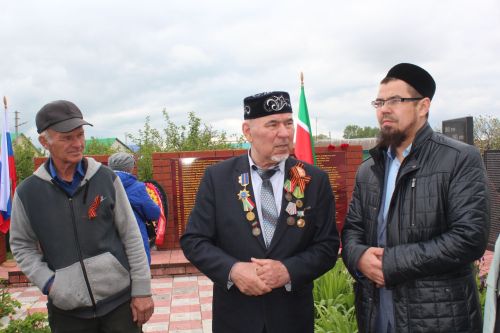 В День Победы Минталип Минеханов организовал праздничное чаепитие для жителей своего родного села Кривое Озеро