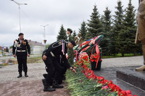 В Нурлате в День Победы начался с возложения цветов к памятнику воину-освободителю и на могилы Героев