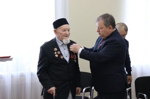 Дамир Ишкинеев чествовал ветерана войны в День Победы