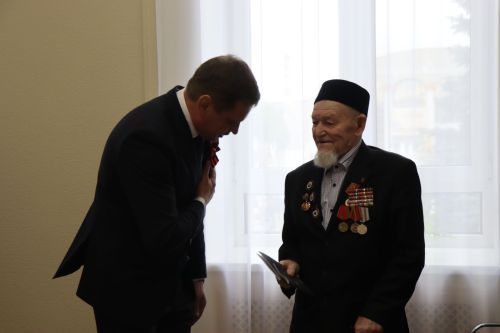 Дамир Ишкинеев чествовал ветерана войны в День Победы
