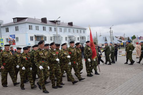 В Нурлате в День Победы начался с возложения цветов к памятнику воину-освободителю и на могилы Героев