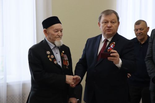 Дамир Ишкинеев чествовал ветерана войны в День Победы