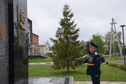 В Нурлате в День Победы начался с возложения цветов к памятнику воину-освободителю и на могилы Героев