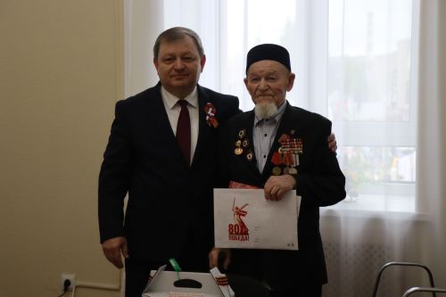 Дамир Ишкинеев чествовал ветерана войны в День Победы