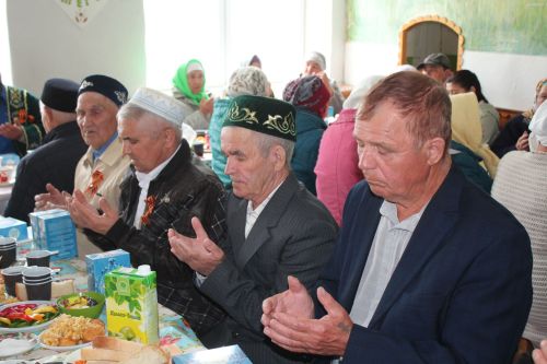 В День Победы Минталип Минеханов организовал праздничное чаепитие для жителей своего родного села Кривое Озеро