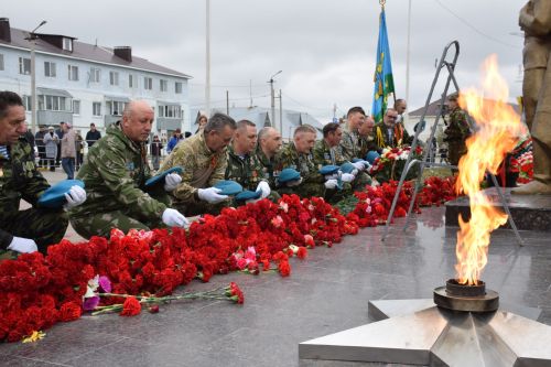 В Нурлате в День Победы начался с возложения цветов к памятнику воину-освободителю и на могилы Героев