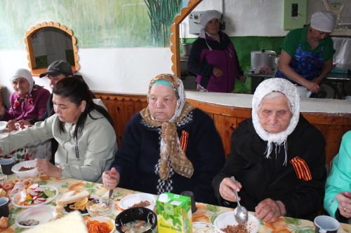 В День Победы Минталип Минеханов организовал праздничное чаепитие для жителей своего родного села Кривое Озеро