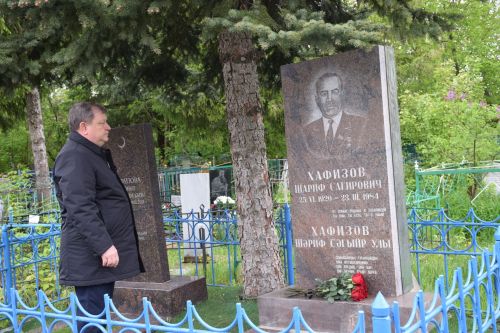 В Нурлате в День Победы начался с возложения цветов к памятнику воину-освободителю и на могилы Героев