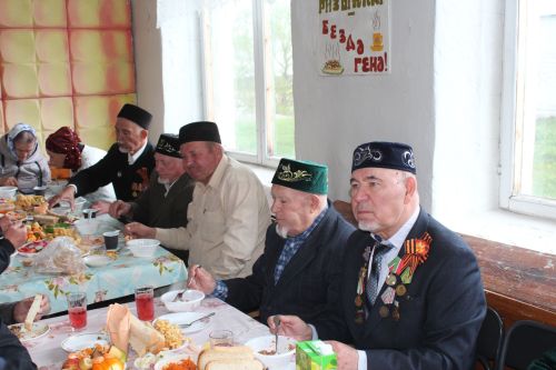 В День Победы Минталип Минеханов организовал праздничное чаепитие для жителей своего родного села Кривое Озеро