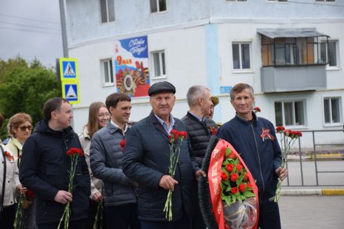 В Нурлате в День Победы начался с возложения цветов к памятнику воину-освободителю и на могилы Героев