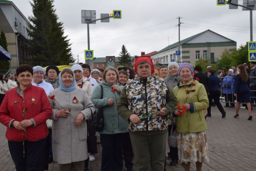 В Нурлате в День Победы начался с возложения цветов к памятнику воину-освободителю и на могилы Героев