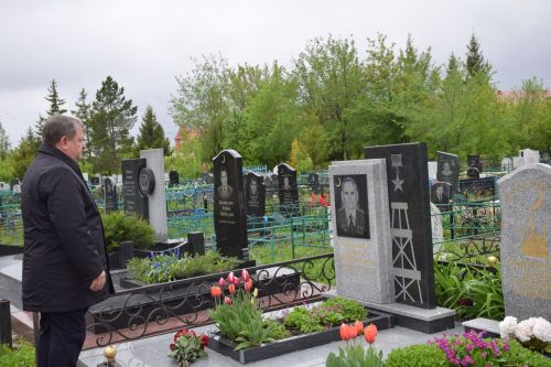 В Нурлате в День Победы начался с возложения цветов к памятнику воину-освободителю и на могилы Героев