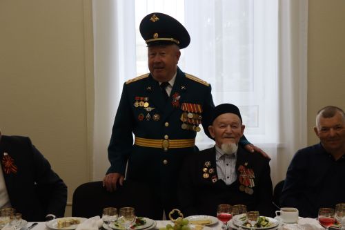 Дамир Ишкинеев чествовал ветерана войны в День Победы