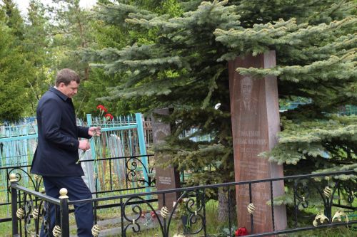 В Нурлате в День Победы начался с возложения цветов к памятнику воину-освободителю и на могилы Героев