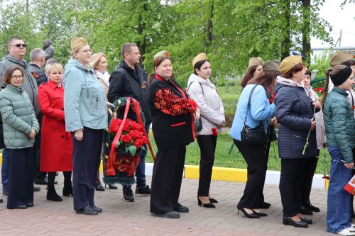 В Нурлате в День Победы начался с возложения цветов к памятнику воину-освободителю и на могилы Героев