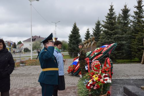 В Нурлате в День Победы начался с возложения цветов к памятнику воину-освободителю и на могилы Героев