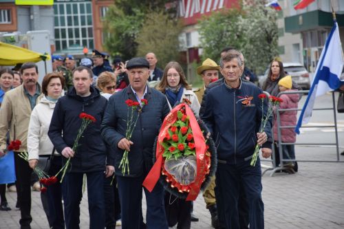 В Нурлате в День Победы начался с возложения цветов к памятнику воину-освободителю и на могилы Героев